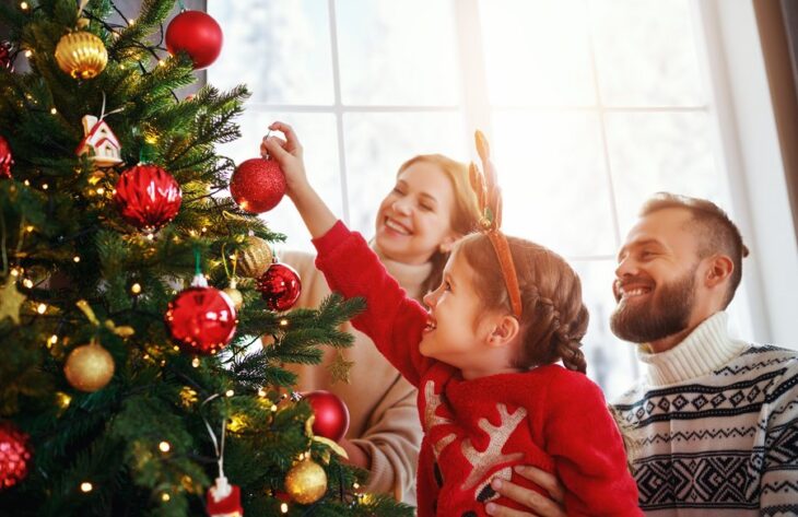 Sicher stehen sollte der Christbaum, damit man ihn mit allerlei festlicher Dekoration zum Funkeln bringen kann.
