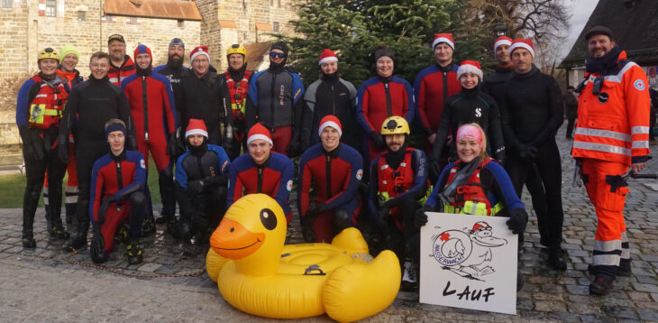 Zum dritten Mal stürzen sich Mitglieder der Laufer und anderer Wasserwachten in Lauf in die Pegnitz.