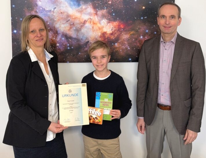 Christine Jack (Fachschaftsleiterin Mathematik) und Oberstudiendirektor Clemens Berthold überreichen Felix Fronek die Urkunde.