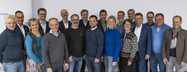 Freut sich auf die zukünftige Zusammenarbeit: das neugewählte IHK-Gremium Altdorf unter Vorsitz von Vicki Marx (8. von rechts).