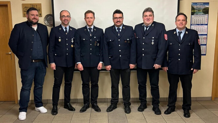Glückliche Gesichter: Die „Alten Hasen“ machen Platz für eine neue Führung bei der Freiwilligen Feuerwehr Lindelburg. Foto: Gemeinde Schwarzenbruck