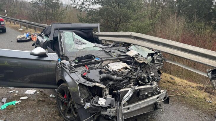 Die Fahrerin wurde von der Freiwilligen Feuerwehr Schnaittach aus ihrem völlig zerstörten Audi gerettet und mit dem Rettungshubschrauber ins Krankenhaus geflogen.