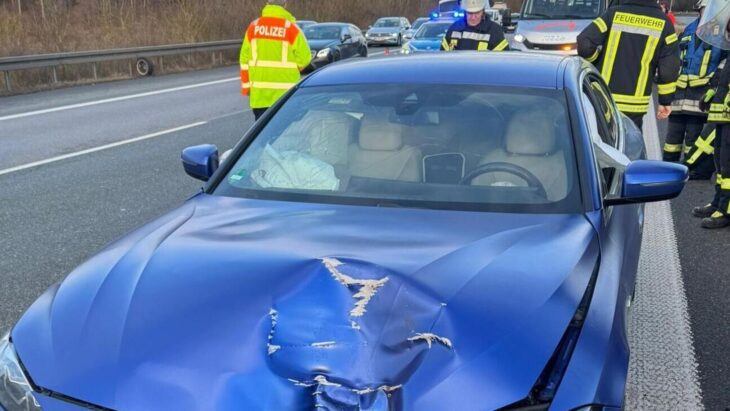 Ein 46-jähriger hat am Sonntag  auf der A9 zwischen Schnaittach und Hormersdorf das linke Hinterrad seines Autos verloren – es landete auf der Gegenfahrbahn und schlug dort auf der Motorhaube eines BMW ein.