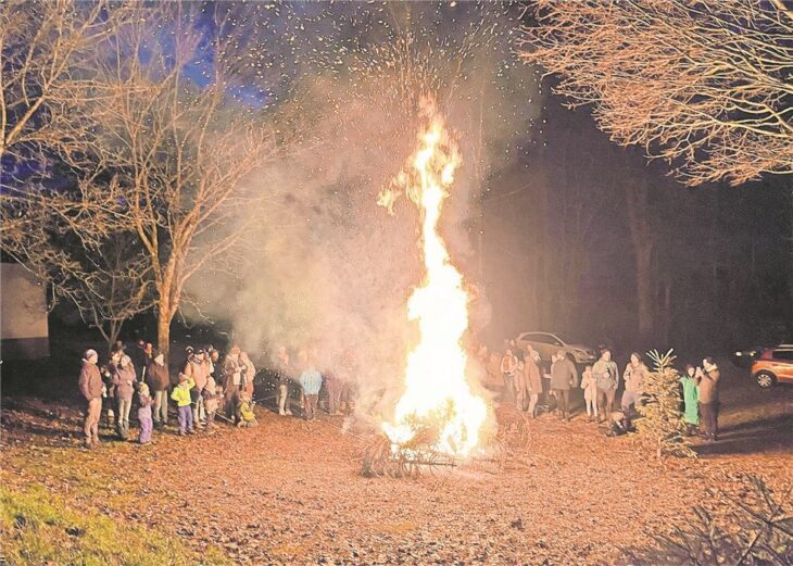 Die SpVgg Weigendorf verbrannte die eingesammelten Christbäume bei einem stimmungsvollen Event.