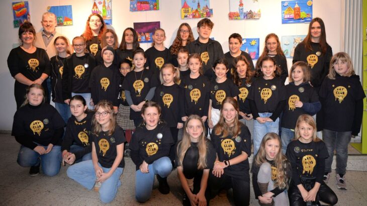 Die Kinder und Jugendlichen aus dem „Art Club Lauf“ bei der Vernissage ihrer Ausstellung im Laufer Rathaus.