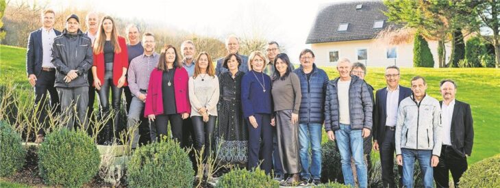 Diese Männer und Frauen wurden in der zweiten Jahreshälfte bei Dauphin geehrt. Die Dauphin-Gruppe ist ein bedeutender Möbelhersteller mit Sitz in Offenhausen bei Nürnberg.