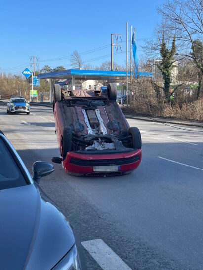Der Skoda der Unfallverursacherin überschlug sich und schlitterte auf dem Dach noch wenige Meter.