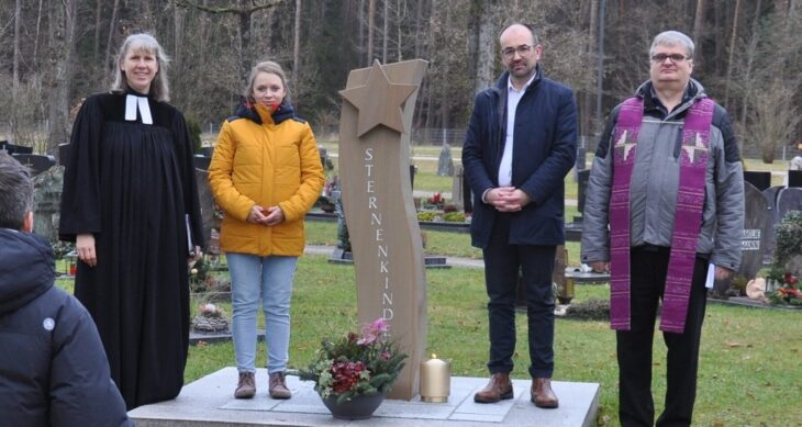 Pfarrerin Alexandra Dreher, Maike Nagel, Bürgermeister Markus Holzammer und Pfarrer Harald Günthner (von links) bei der Einweihung der Gedenkstätte.