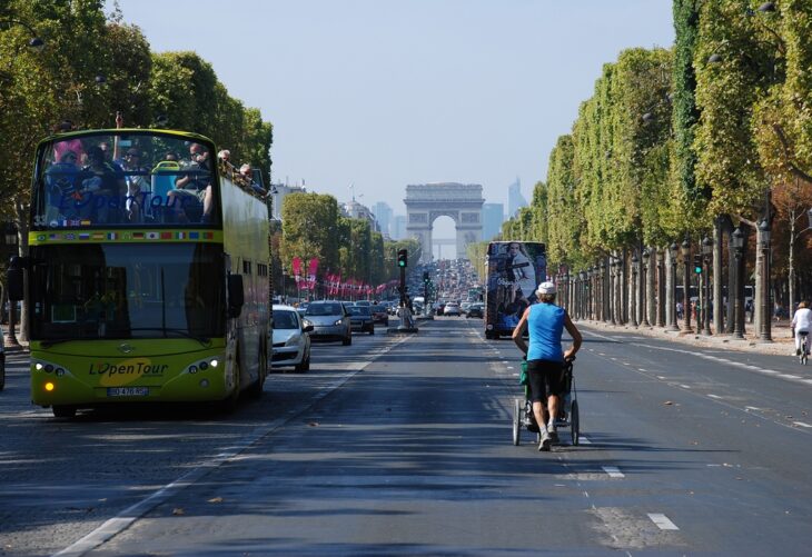 Da läuft er durch Paris auf sein Ziel, den Arc de Triomphe, zu: Walter Wärthl aus Velden erzählt von seiner Reise bei einem Vortrag im PZ-Kulturraum.