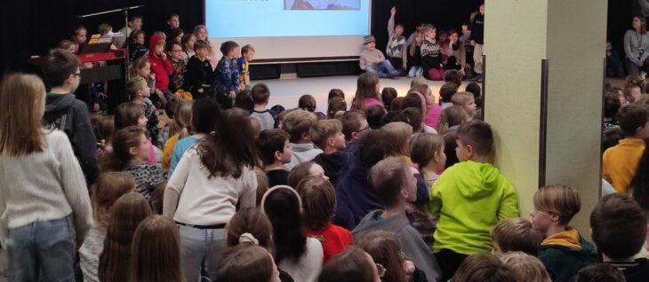 Die Schüler der Grundschule Feucht versammelten sich zu ihrer monatlichen Schulversammlung in der Aula.
