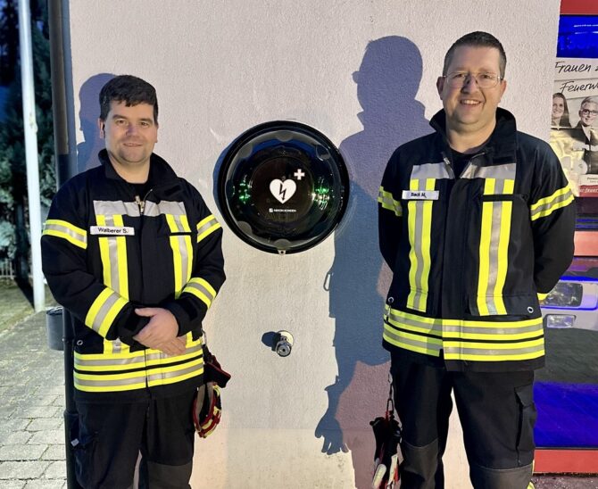 Die Idee des Moosbacher Kommandanten, einen Defibrillator am Moosbacher Gerätehaus anzubringen, wurde mit Unterstützung seines Feuerwehrkameraden innerhalb weniger Monate umgesetzt.