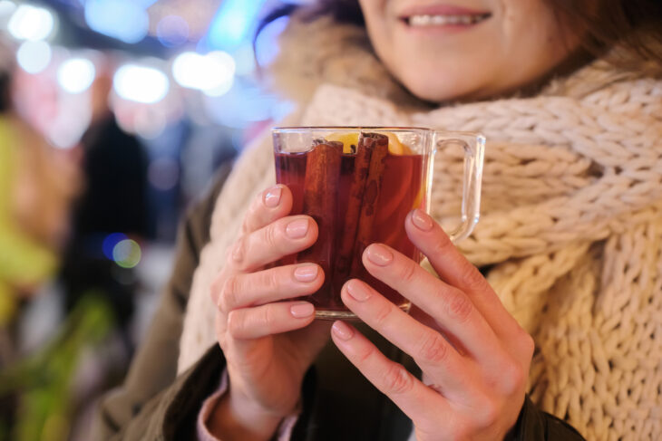 Bei einer Tasse Punsch können alle Bürger ins Gespräch kommen, diskutieren und zeigen, wie wichtig ihnen eine lebendige Demokratie ist.