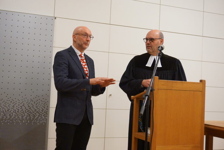 Diakon Gerhard Makari (links) bei seiner Verabschiedung im November. Aus seinen Aufgaben enthoben wurde er von Pfarrer Roland Thie. Zu den anwesenden Gästen zählten neben Mitarbeitern der Diakonie und der Kitas auch Makaris Familie.