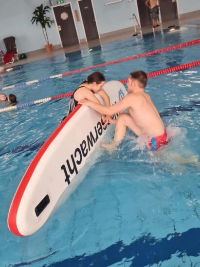 Auch mit einem Standup-Paddleboard lässt sich im Notfall jemand retten. Die Wasserwacht Hersbruck zeigte, wie das geht.