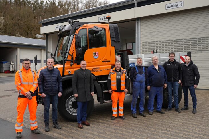Von links: Bernd Hirschmann (Bauhofleiter), Siegfried Schwab (Sachgebietsleiter Tiefbau), Landrat Armin Kroder, Jörg Embacher (Fahrer des Unimog), Thomas Dittmann (1. Werkstattleiter/Bauhof), Rudi Linhard (2. Werkstattleiter/Bauhof), Florian Roth (Fa. Seitz-Fachwerkstatt/Unimog), Florian Millian (Fa. Henne Generalvertretung-Unimog).
