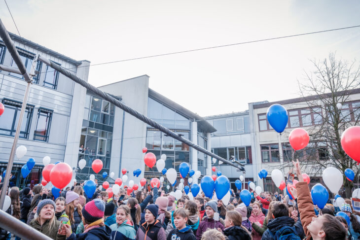 250 Luftballons in den französischen Nationalfarben Blau, Weiß und Rot ließen die Schüler in den Himmel steigen.