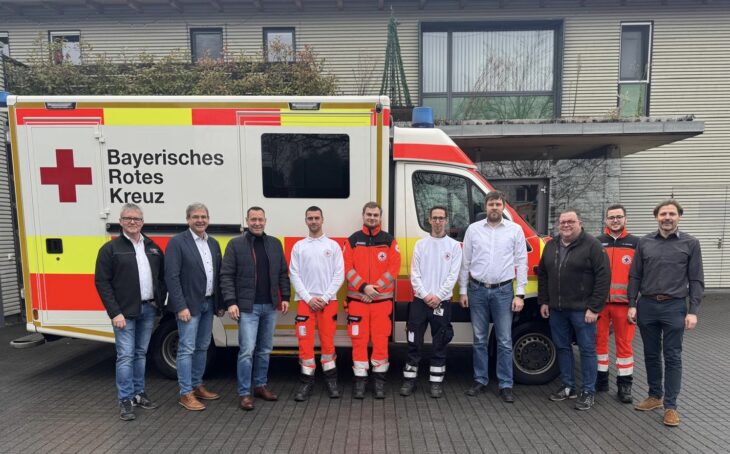 Das Bild zeigt Bürgermeister Robert Ilg (Zweiter v. links) und Landrat Armin Kroder (Dritter v. links) mit den Verantwortlichen des BRK, Kreisgeschäftsführer Markus Deyhle (rechts), Rettungsdienstleiter Christian Märtl (Vierter v. rechts) und Hersbrucks Rettungswachenleiter Christian März (Fünfter v. rechts).