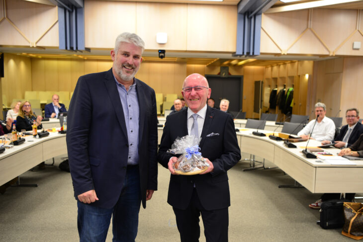 Karl-Heinz Herrmann (rechts) mit Bürgermeister Thomas Lang in der Stadtratssitzung am Donnerstagabend.