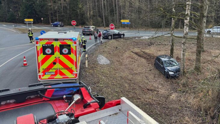 Der Fahrer des VW Golf kam beim Ausweichen von der B8 ab und prallte gegen einen Baum. Er blieb dabei unverletzt.