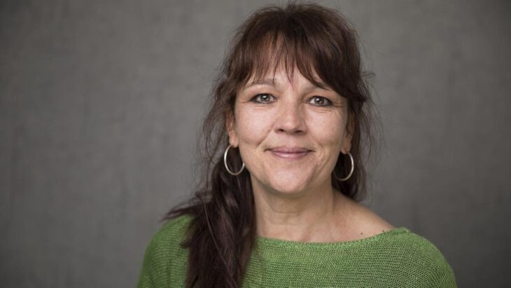 Karin Röser arbeitet mit der Rauchbrand-Technik, einer archaischen Methode des Tonbrennens.