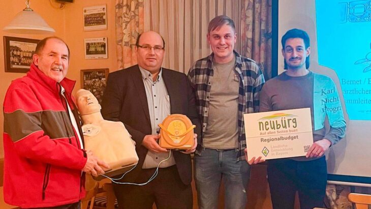 Karl Bernet (BRK Bayreuth), Alexander Schrüfer (Bürgermeister Gemeinde Aufseß und Vorsitzender SC Neuhaus), Maximilian Stadter (stellv. Vorsitzender SC Neuhaus) und Philipp Herrmann (ILE Manager Rund um die Neubürg).