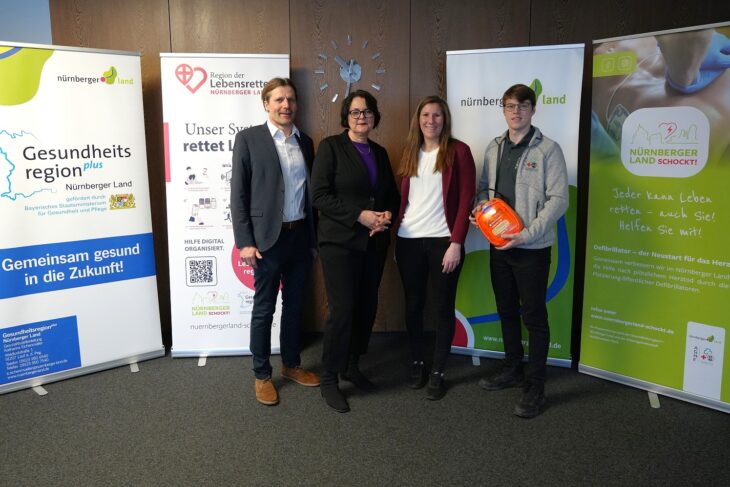 Markus Deyhle, Kreisgeschäftsführer des BRK, Beate Treffkorn, Leiterin der Unternehmenskommunikation der Sparkasse, Katharina Eichenmüller, Geschäftsstellenleiterin der GesundheitsregionPlus Nürnberger Land, Tobias Buchholz, Lokaler Ansprechpartner „Nürnberger Land SCHOCKT!“ (von links).