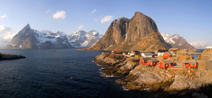 Landschaft und Häuser von Hamnøy auf den Lofoten.
