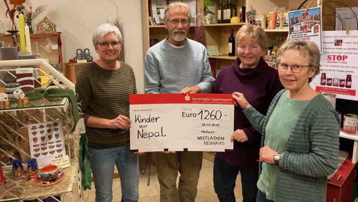 Iris Lay, Helga Opper-Linnert und Ingrid Buchfelder (v. links) übergeben Thomas Knauber den Scheck über 1260 Euro.