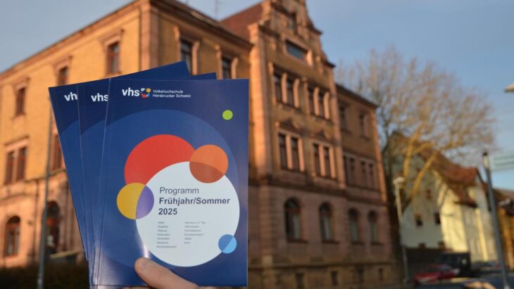Viel Neues zu entdecken im Emil-Held-Haus: Das Programmheft der Volkshochschule Hersbrucker Schweiz für das Frühjahrs- und Sommersemester liegt jetzt in den Stadt- und Gemeindeverwaltungen sowie in Banken und Geschäften aus.