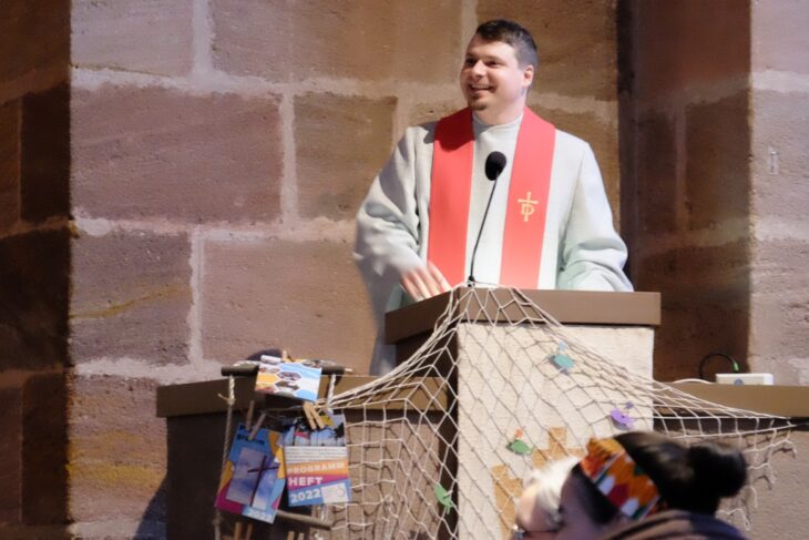 Dekanatsjugendreferenten Diakon Benedikt Vogt bei seiner Verabschiedung beim Jugendgottesdienst in der Rummelsberger Philippuskirche.