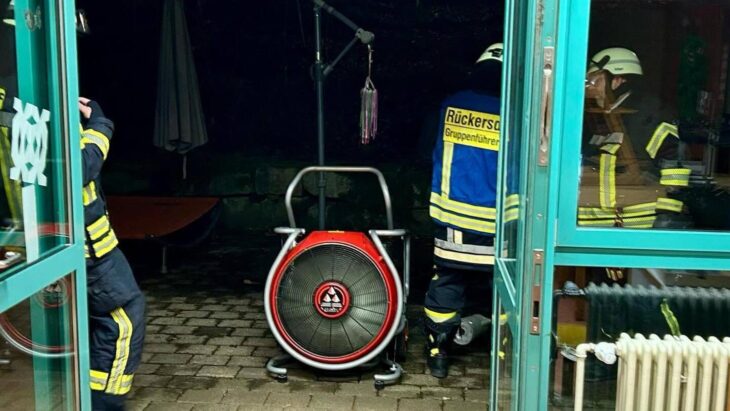 Nachdem das „Brandgut“ ausfindig gemacht worden war, belüftete die Feuerwehr die Anlage auf dem Dachsberg.