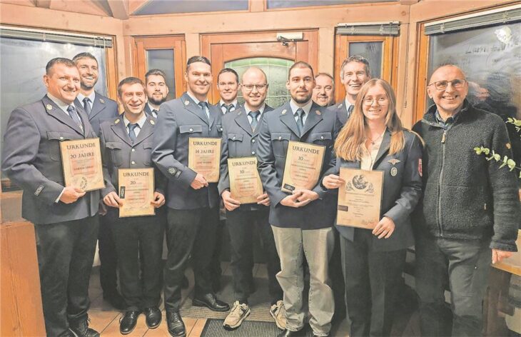 Das sind die ausgezeichneten Mitglieder vom jüngsten Ehrungsabend der Feuerwehr Höfen.