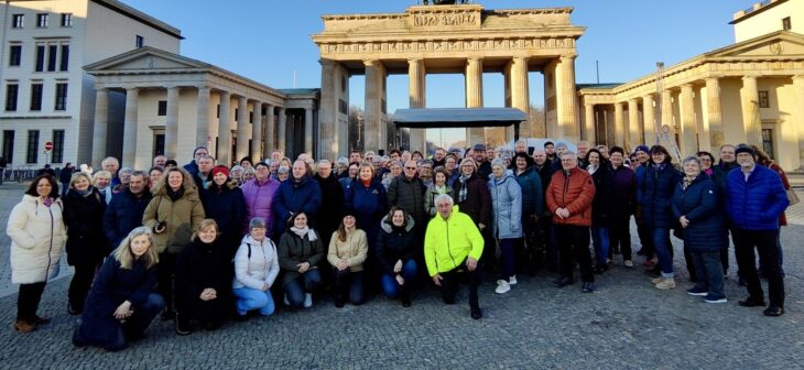 Die Gruppe vor der Rückfahrt am Brandenburger Tor.