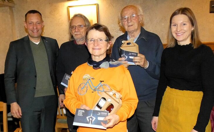 Landrat Armin Kroder (links) und Carla Trescher (rechts) ehrten Artur und Monika Hänelt sowie Erich Schwarz, die sich lange Jahre um die Radwege des Landkreises verdient gemacht haben.