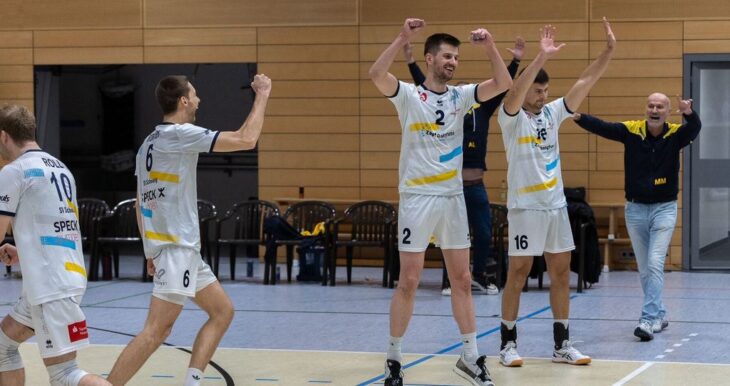 Freude in der eigenen Halle: Seit November kämpfen die Volleyballer um einen Sieg – gegen Leipzig klappt es endlich.