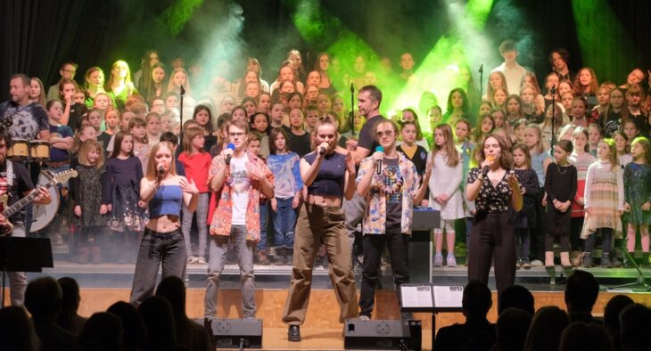 Die Musikschule um Chorleiter Roland Dannich lädt zu zwei Konzerten ein.