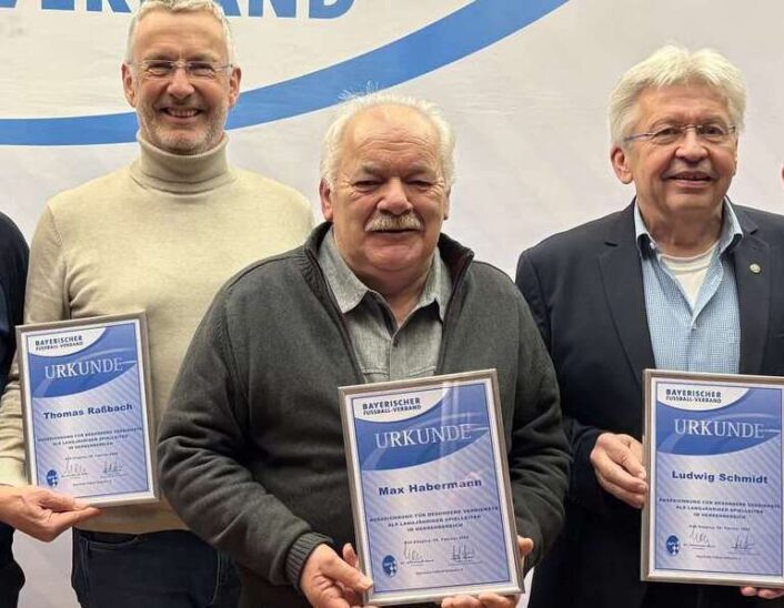 Die Geehrten mit ihren Urkunden (von links): Thomas Raßbach, Max Habermann und Ludwig Schmidt.