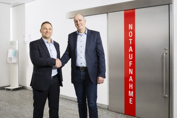 Per Handschlag mit Geschäftsführer Frank Stauch (links) besiegelt: Dr. Carsten Kopschina kommt zum 1. April ans Krankenhaus Rummelsberg.