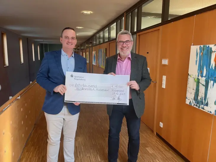 Der Vorstandsvorsitzende der Manfred-und Anita-Thoß-Stiftung, Herr Theo Pleyer (rechts im Bild), übergab dem Rückersdorfer Institutsleiter Dominic Weufen (links im Bild) einen Spendenscheck in Höhe von 10.000 Euro.