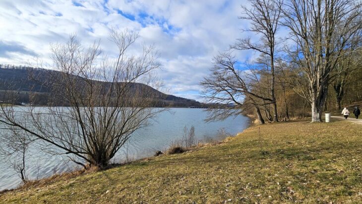 Der Wanderweg am nordöstlichen Ufer des Happurger Stausees (rechts im Bild zu sehen) wird zu einer Baustraße umfunktioniert, denn der Grundablass, der sich vorne neben der Staumauer befindet, muss saniert werden.