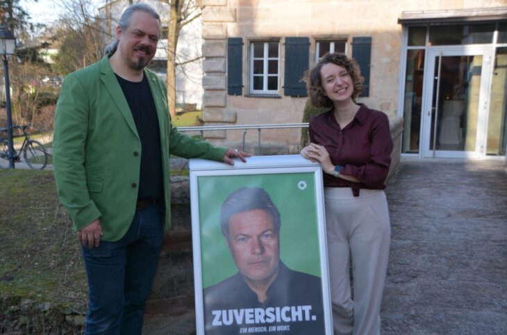 Vorstandsmitglied der Grünen Andreas Sperling und die Bundestags-Direktkandiatin der Grünen Dr. Bianca Pircher (rechts im Bild).