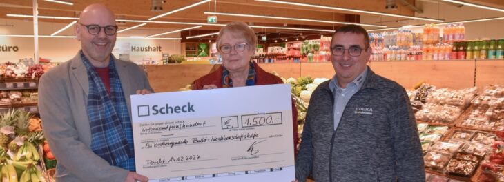 Die Firma Edeka-Eimer in Feucht unterstützt die Nachbarschaftshilfe Feucht-Moosbach mit einer Spende in Höhe von 1500 Euro.