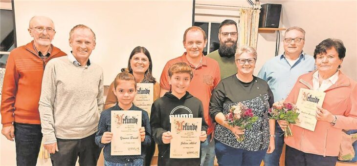 Das Bild zeigt (von links) 2. Bürgermeister Georg Scharrer, Vorsitzenden Werner Kurz, Yannes Brendl, Eva, Christian und Julian Albert, zweiten Vorsitzenden Stefan Brendl, Anja und Paul Nieser sowie Anneliese Rupprecht.
