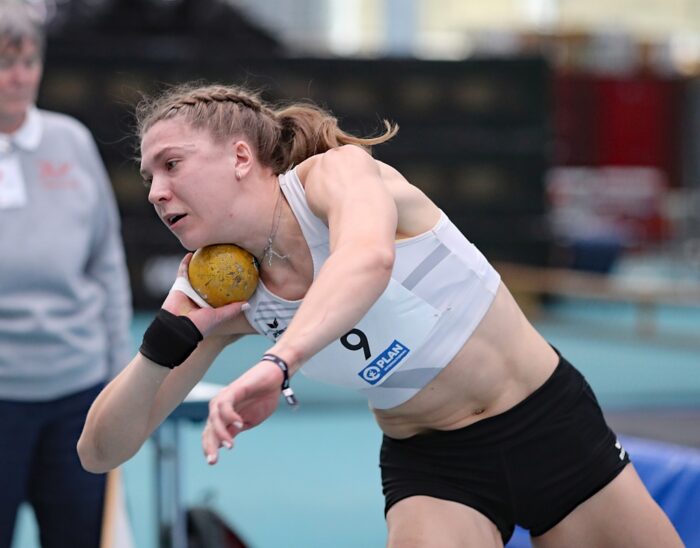 Leichtathletin Johanna Stegmaier (im Bild beim Kugelstoßen) von der LG Eckental hat bei den Deutschen Hallenmeisterschaften im Fünfkampf in Frankfurt einen Top-Ten-Platz erreicht.