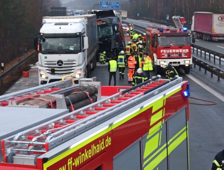 Bei dem Verkehrsunfall entstand ein Sachschaden in Höhe von etwa 128.000 Euro.