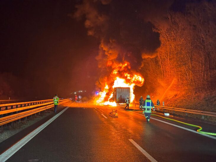Ein Sattelaufleger fing am Dienstag, 25. Februar, in den frühen Morgenstunden Feuer.