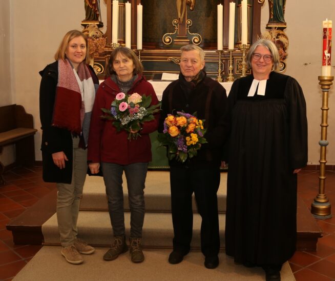 Kirchenvorsteherin Lena Lang, die Jubilare Christine Neumann und Alfred Hofmann und Pfarrerin Beate Krauß (von links).