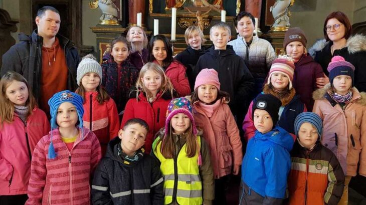 Mit kreativen Angeboten kamen die Kinder der Wehrkirche auf die Spur, gedachten ihrer Taufe dort und bastelten Spendendosen für die Renovierung, die in einem Gottesdienst verteilt wurden.