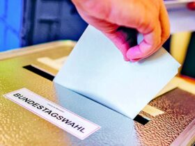 Die Wählerinnen und Wähler haben zwei Stimmen bei der Wahl zum deutschen Parlament, dem Bundestag: eine Erststimme und eine Zweitstimme. Das heißt, sie können auf dem Stimmzettel zwei Kreuzchen machen. Foto: Hauke-Christian Dittrich/dpa
