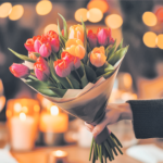 Mit einem farbenfrohen Blumenstrauß oder einem romantischen Dinner zum Valentinstag kann man seinen Herzensmenschen glücklich machen. Foto: AdobeStock 992725020